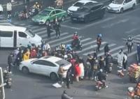 大叔被卷入车底20人抬车救援 始料未及真相简直太暖心了