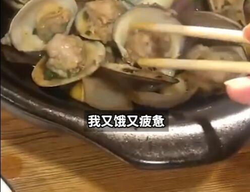 网红饭馆爆满女子被安排前台就餐 这样太无奈了