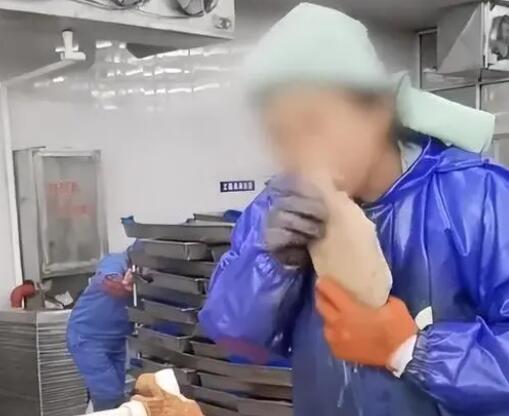 水产加工厂员工用牙给生鱼剥皮 视频曝光实在太让人作呕