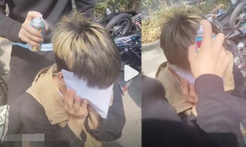 黄发小伙为进厂应聘现场喷黑头发 原因竟是这样让人意外