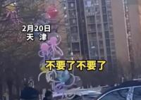 女子卖气球城管要没收 当场全放飞 背后有什么隐情?