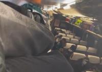 座位被占女子爬火车行李架睡觉 女子回应直接让人笑喷