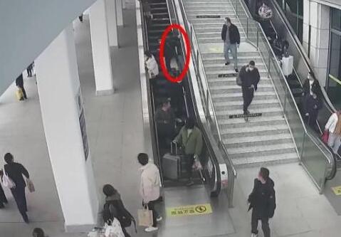 女子用火车站扶梯运行李砸伤旅客 照片曝光直接让人大呼意外