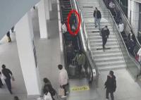 女子用火车站扶梯运行李砸伤旅客 照片曝光直接让人大呼意外