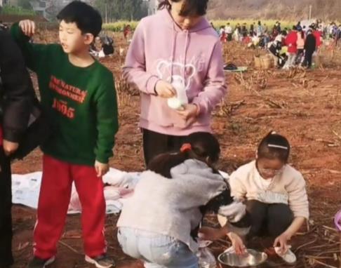 小学生背着“锅碗瓢盆”去春游 照片曝光直接让人大呼意外