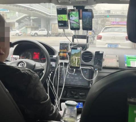 司机载客用9部手机刷视频被罚 司机载客用9部手机刷视频被罚