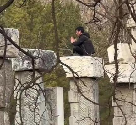 圆明园回应男子攀爬遗址拍照 原因竟是这样实在是太意外了