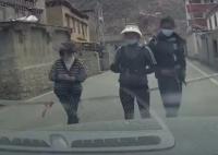 男子驾车4分钟遇3次村民拦车要红包 到底是什么情况?