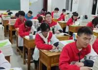 老师宣布各科月考第1名 女生连站7次 照片曝光直接让人大呼意外