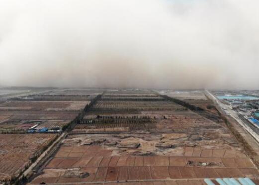 甘肃张掖遭遇沙尘暴:沙墙高达百米 照片曝光直接让人大呼意外