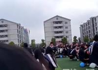 毕业典礼学校安排学生在操场吃席 真相曝光简直太惊人了