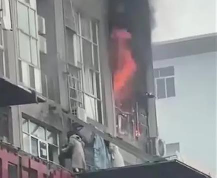 长沙一大楼起火 多人爬窗逃生 火舌不停从窗户喷出