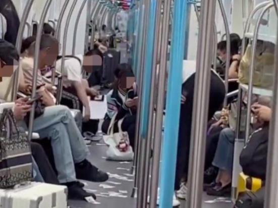 杭州一男子地铁车厢内狂撒5元纸币 具体事件经过是什么?