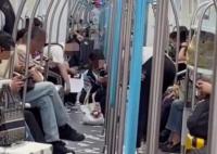 杭州一男子地铁车厢内狂撒5元纸币 真相到底是什么?