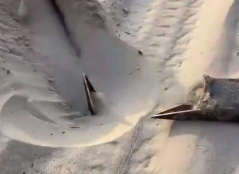 网传一沙漠景区沙下埋20厘米三角钉 真相离谱实在是太荒唐了