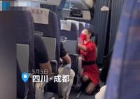 川航回应空姐跪地安抚乘客 照片曝光直接让人大呼意外