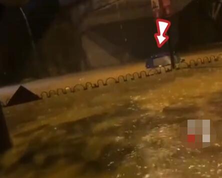 福建暴雨:男子开车被淹踹车门逃生 背后真相简直惊呆了众人