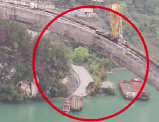 重庆一在建大桥塔吊被撞断 到底是什么情况?