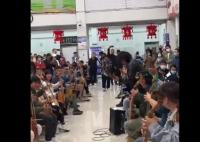 内蒙古火车站乐手齐奏万马奔腾 照片曝光直接让人大呼震撼