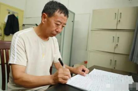 56岁保安写出40余万字长篇小说 到底是什么情况?