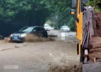 三门峡遭暴雨袭击:大水漫进街道 降水量超过40毫米