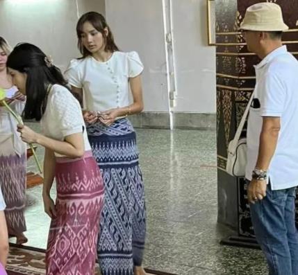 泰国寺庙偶遇Lisa 现场照片令人惊喜