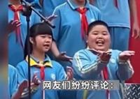 男孩六一表演化身行走表情包 站C位不是没有道理的