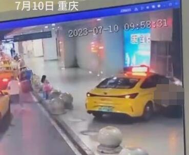 重庆一出租车冲上人行道撞翻多人 照片曝光直接让人大呼意外