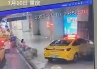 重庆一出租车冲上人行道撞翻多人 照片曝光直接让人大呼意外