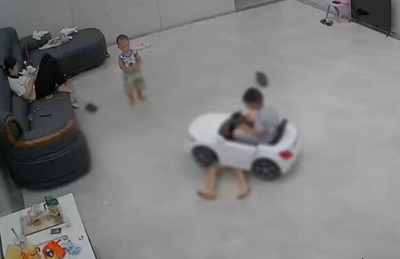 孩子躺游戏车前遭亲戚家孩子碾压 真相揭露真的令人大吃一惊