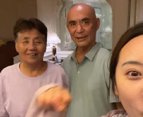 孙女带爷爷奶奶旅游 出发前要先宣誓 为什么这么做原因是什么?