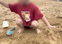 母亲晒孩子在沙滩制竹签陷阱引争议 真相曝光简直太惊人了 