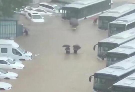 北京暴雨已致2死 居民目睹有人昏迷 照片曝光实在是太吓人了