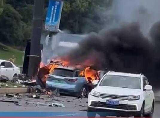 浙江警方通报蔚来汽车撞路柱起火 为什么会这样?