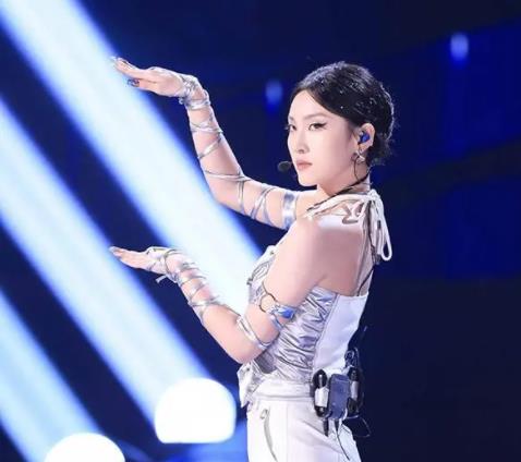 周恩洋演唱白蛇 个性独特惹人关注