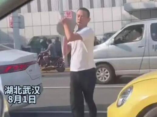 孕妇开车遭路怒男子强行别停砸车 到底是什么情况?