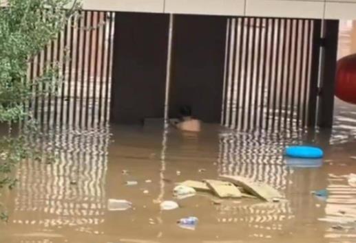 男子10次潜入洪水为救援队开小区大门 真相曝光简直太惊人了