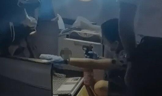 东航回应航班因充电宝冒烟备降 照片曝光实在是太吓人了