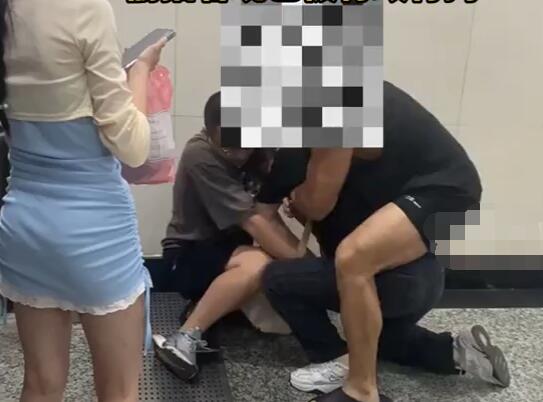 重庆一男子偷拍女生被市民控制 到底是什么情况?