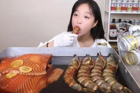 韩博主边吃海鲜边为日本酒代言 引发网友争议