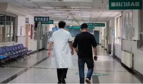北京同仁医院医生绩效收入减半 降薪前未收到通知