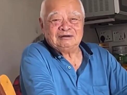 爷爷咳嗽不小心把假牙咳出迅速撤回 画面太搞笑了