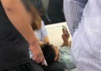男子地铁占座躺女友腿上玩手机 不文明行为可以直接打电话举报