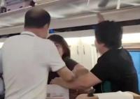 高铁拒换座被打女子:对方先动手 用力推搡小桌板3到4次