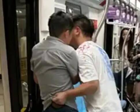 两男子疑因争座椅在地铁车厢内互殴 一男子受伤流血