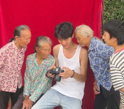 “我帮全村的老人拍好了遗照” 一共十多位老人拍摄了遗照