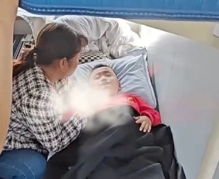 男孩从卧铺摔下 拍摄者:摔对折了 照片曝光太吓人了