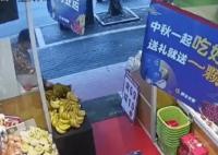 大妈偷走榴莲嫌是生的找店家退钱 水果店老板困惑不已