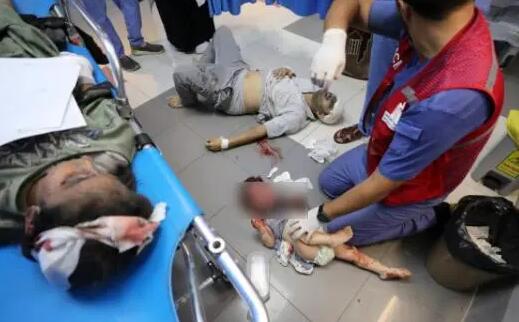 加沙受伤婴儿接受治疗视频令人心碎 实在是太揪心了