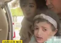 报道员加沙连线时亲眼目睹遇难孩童 表示加沙已经没有一处是安全的了